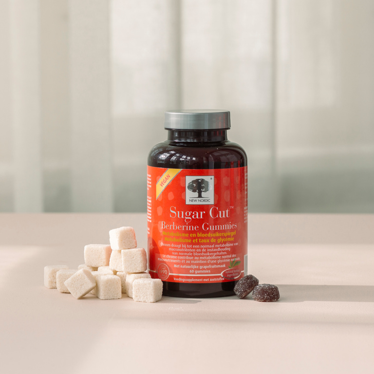Flacon New Nordic Sugar Cut™ Berberine Gummies avec cubes de sucre et gummies sur fond clair.