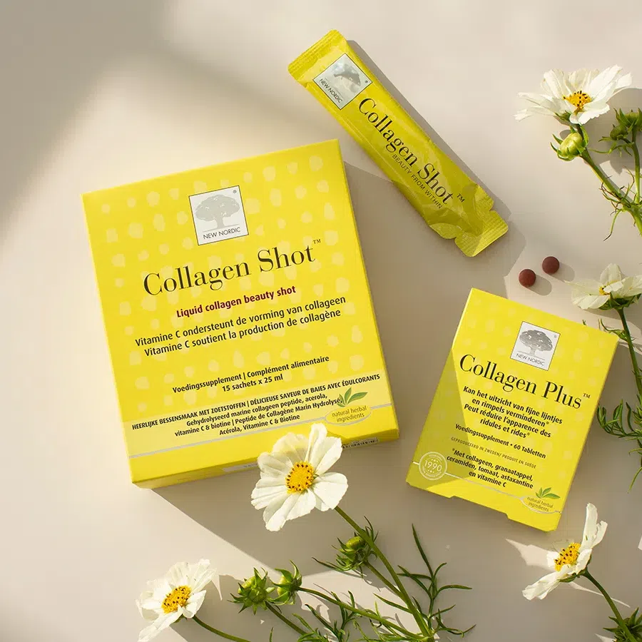 Collagen Shot™ en Collagen Plus™ assortiment met witte bloemen op een lichte achtergrond.