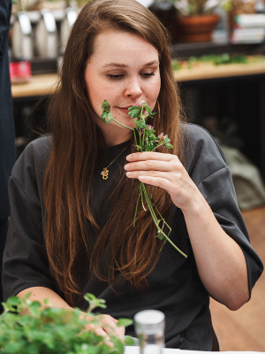 De helende kracht van de natuur – New Nordic-persevenement in Restaurant De kas 13 Vrouw ruikt aan verse kruiden tijdens een New Nordic kruiden evenement.