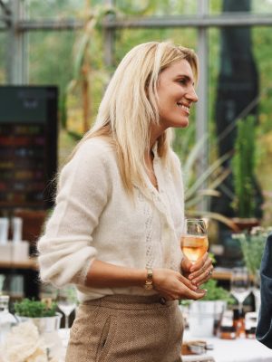 De helende kracht van de natuur – New Nordic-persevenement in Restaurant De kas 5 Vrouw glimlacht tijdens een New Nordic kruiden evenement.