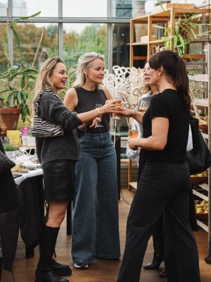 De helende kracht van de natuur – New Nordic-persevenement in Restaurant De kas 4 Deelnemers praten en netwerken tijdens een New Nordic kruiden evenement in een kasomgeving.