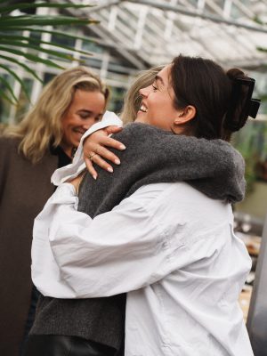 De helende kracht van de natuur – New Nordic-persevenement in Restaurant De kas 10 Deelnemers omhelzen elkaar tijdens een New Nordic kruiden evenement.