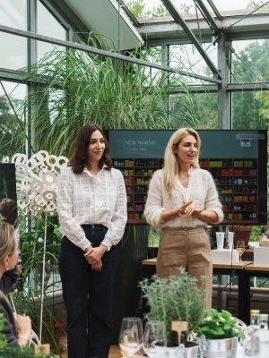 De helende kracht van de natuur – New Nordic-persevenement in Restaurant De kas 8 Sprekers presenteren tijdens een New Nordic kruiden evenement in een kasomgeving.