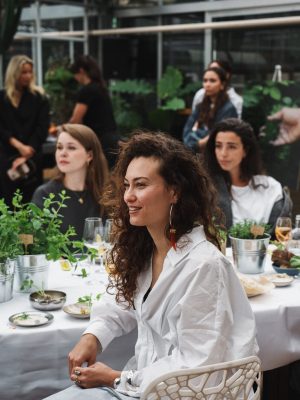 De helende kracht van de natuur – New Nordic-persevenement in Restaurant De kas 7 Deelnemers luisteren naar een presentatie tijdens een New Nordic kruiden evenement.